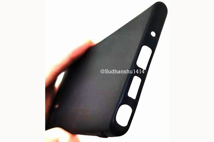 Ở cạnh dưới có các lỗ khoét cho khe bút S-Pen, loa ngoài, cổng kết nối USB-C và loa thoại. Không có jack cắm tai nghe 3.5mm, do đó việc Samsung loại bỏ jack cắm quen thuộc này trên Note 10 và Note 10 Pro sẽ trở thành hiện thực.
