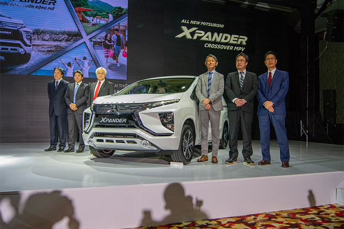 Mitsubishi Xpander 2018 mới vừa ra mắt tại thị trường Việt Nam được phát triển dựa trên nền tảng của mẫu concept XM, theo đuổi xu hướng lai giữa SUV và MPV, hay còn gọi là MPV gầm cao. Xe có thiết kế mặt trước theo ngôn ngữ Dynamic Shield, với lưới tản nhiệt chữ X cỡ lớn.