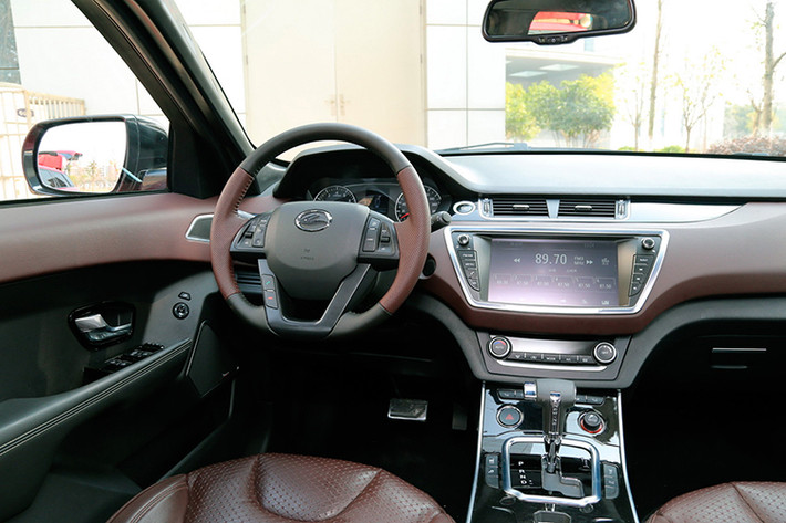 Bên trong Landwind X7 có nhiều chi tiết khá nổi bật với màn hình lớn cùng thiết kế rộng rãi. Xe sử dụng nội thất với da nâu, gỗ giả. Các nút bấm và lỗ thông hơi máy lạnh được bố trí khá giống Evoque của Land Rover.