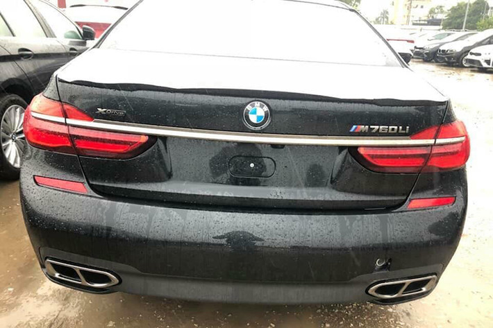 BMW M760Li xDrive G12 được hãng xe xứ Baravia trình làng tới thị trường Đông Nam Á vào đầu năm 2017 tại Triển lãm Bangkok Motor Show và nhanh chóng nhận được sự quan tâm đông đảo của giới mộ điệu xe Đức. Về ngoại thất, mẫu sedan hạng sang nhà BMW sở hữu thiết kế không khác biệt nhiều so với những "người anh em" 7-Series của mình.