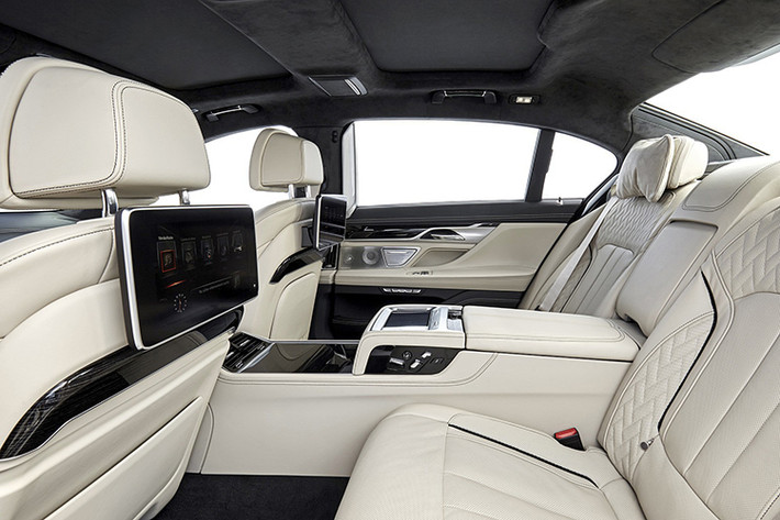 Hàng ghế sau được trang bị máy tính bảng điều khiển BMW Touch Command, cho phép người ngồi tại đây có thể dễ dàng điều khiển các tùy chỉnh trên xe với 2 màn hình dạng tablet gắn trên lưng ghế trước. Các ghế ngồi được tích hợp chức năng thông hơi và massage với nhiều chế độ hoạt động. Hộc làm mát như một tủ lạnh mini đặt chính giữa hai ghế sau, cửa sổ trời Sky Lounge…