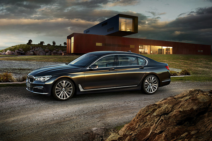 Tại thị trường Mỹ, xe có giá bán khoảng 3,614 tỷ đồng. Giá xe BMW M760Li xDrive G12 phiên bản mới này được nhập về nước hiện chưa được THACO công bố chín thức. Tuy nhiên theo giới chơi xe, khi cập bến Việt Nam và hoàn thành đủ mọi thủ tục ra biển mức giá của nó được dự đoán không dưới 12 tỷ đồng.