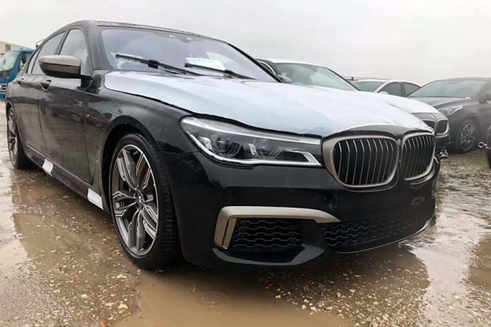 Dòng 7-Series của BMW vốn đã quá nổi danh trong giới xe sang toàn cầu khi sánh ngang các đối thủ sừng sỏ như S-Class của Mercedes-Benz, Audi A8L hay Lexus LS500h... Nhưng với BMW M760Li xDrive G12 mới lại hoàn toàn khác, mẫu xe này vừa chính thức được nhà phân phối THACO đưa về Việt Nam để chuẩn bị ra mắt.