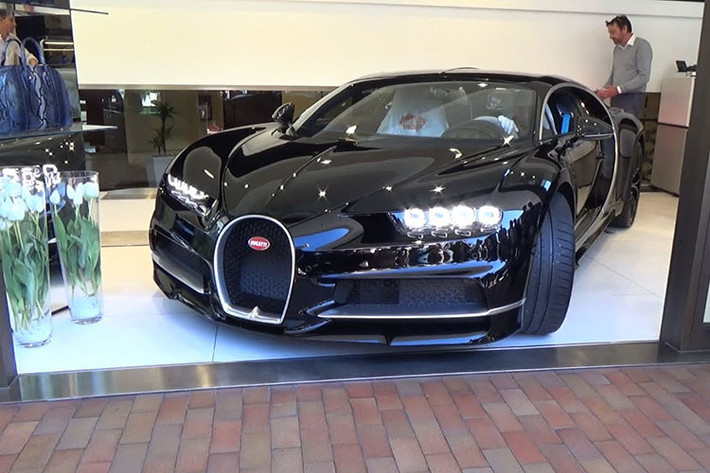 Siêu xe Bugatti Chiron vừa xuất hiện tại Monaco, đây là chiếc hypercar mạnh nhất mới được sản xuất hàng loạt gần đây. Nó sẽ có trách nhiệm kế nhiệm "ông hoàng tốc độ" Veyron trước đây để tiếp tục lập ra những kỷ lục mới trong thế giới siêu xe.