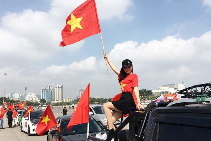 Cùng chung nhịp đập với hàng triệu con tim người Việt để cổ vũ và tiếp sức cho các cầu thủ U23 Việt Nam tại trận đấu “lịch sử” tại AFC CUP 2018, Chevrolet Cruze Club đã chuẩn bị "xế hộp", trang trí cờ hoa diễu hành trước trận bán kết lịch sử của đội tuyển U23 Việt Nam.