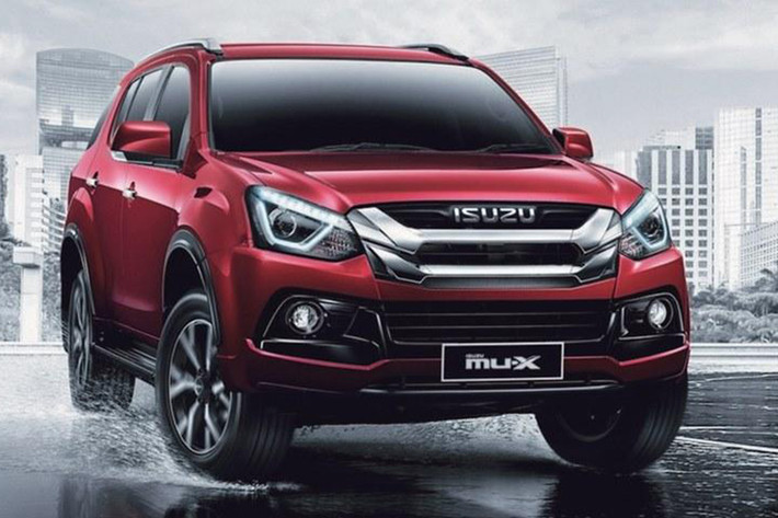 Bộ vành này đi kèm 5 chấu tạo thành hình chữ Y và được sơn phối 2 màu thể thao. Bên cạnh đó là ốp cua lốp và bậc cửa màu đen mới. Riêng tay nắm cửa vẫn được mạ crôm trong khi giá nóc màu bạc. Đằng sau của Isuzu MU-X Onyx 2019, cụm đèn hậu vẫn được giữ nguyên thiết kế.