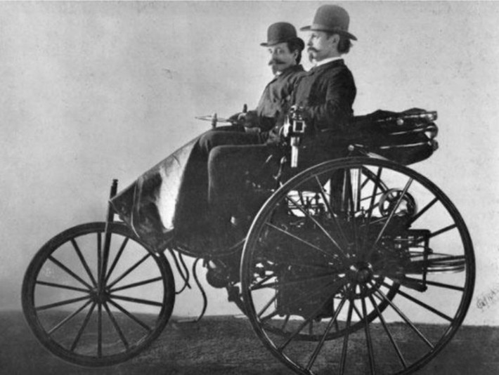 Huyền thoại ôtô Mỹ - Model T của Henry Ford đã được sản xuất trong suốt 19 năm, giai đoạn từ năm 1908 đến 1929 với gần 15 triệu chiếc đã đến tay khách hàng. Vào năm 1925, giá bán của xe giảm mạnh từ 825 USD xuống còn 260 USD khi Ford cải tiến quy trình sản xuất đại trà. Nhưng Model T không chỉ là một chiếc ôtô thông thường, mà nó là mẫu xe đã chuyên chở cả nước Mỹ và góp phần làm thay đổi cách làm việc, cách sống và giải trí của người Mỹ.