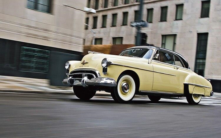 Chiếc xe gắn liền với ca khúc "Rocket 88" và ông vua nhạc rock Elvis Presley. Nó được ca tụng là chiếc sedan nhanh nhất nước Mỹ vào năm 1951. Oldsmobile "Rocket" 88 được trang bị động V8 135 mã lực. Được công bố năm 1949, "Rocket" 88 là chiếc xe cơ bắp đầu tiên của Mỹ và bất khả chiến bại trên đường đua vào năm 1951.