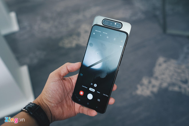 Thiết kế này giúp Galaxy A80 trở thành mẫu điện thoại đầu tiên của Samsung có mặt trước tràn viền, không khuyết đỉnh, không đục lỗ. Samsung gọi thiết kế này là New Infinity Display (màn hình vô cực mới).
