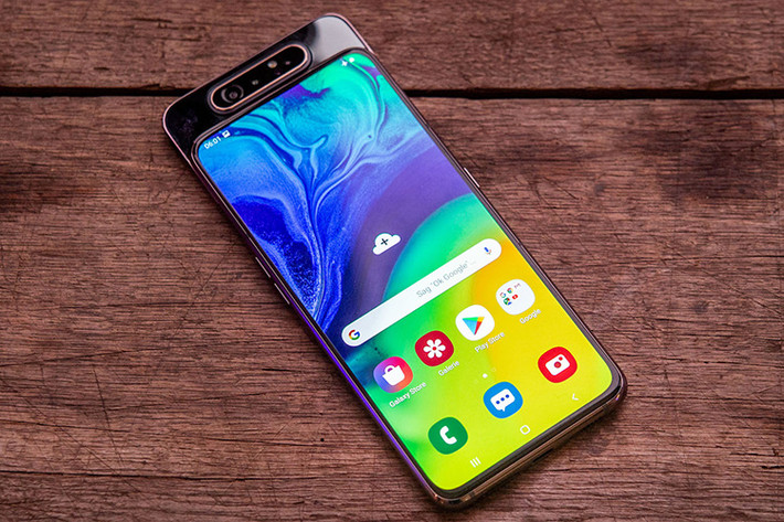 Tuy ra mắt đã một năm và gần hết vòng đời sản phẩm, Mate 20 Pro vẫn được đánh giá cao về chất lượng camera. Oppo R17 Pro sở hữu công nghệ sạc siêu nhanh Super VOOC với công suất 50 W cho phép sạc 0-40 % trong 10 phút, có thế mạnh về camera selfie. Tuy nhiên, cả 2 model này đều có màn hình khuyết và không được tối ưu cho vlogger như Galaxy A80.