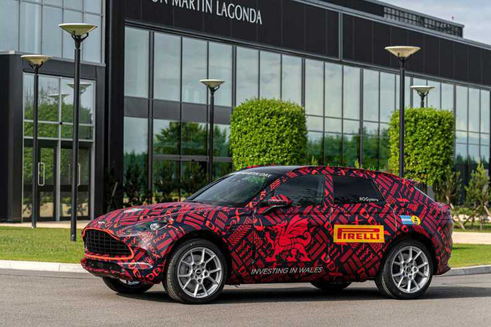 Với bố cục không còn kì lạ như bản concept năm 2015, mẫu xe SUV Aston Martin DBX bản thương mại hoàn toàn mới này chắc chắn sẽ là một sự lựa chọn hấp dẫn trong phân khúc SUV hàng đầu thế giới.