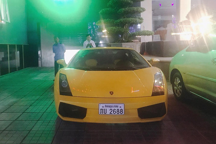 Lamborghini Gallardo biển Lào tiếp tục bị bắt gặp tại một khách sạn trên đường Lê Lợi, phường Hưng Bình, thành phố Vinh, tỉnh Nghệ An. Người lái chiếc Lamborghini Gallardo màu vàng này cho hay sẽ vận chuyển xe lên Hà Nội trong thời gian sắp đến. Giá xe Lamborghini Gallardo được đồn đoán khoảng 160.000 đô la (tương đương 3,7 tỷ đồng).