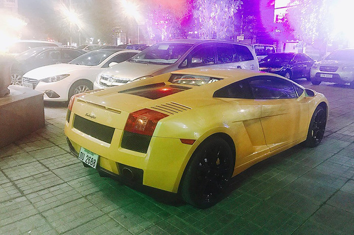 Siêu xe Lamborghini Gallardo sở hữu thiết kế 2 chỗ ngồi, chiều dài cơ sở 2.560 mm, thân xe dài 4.300 mm, rộng 1.900 mm và cao 1.165 mm. Giá bán tại Mỹ thời điểm đó của Lamborghini Gallardo vào khoảng 160.000 USD.