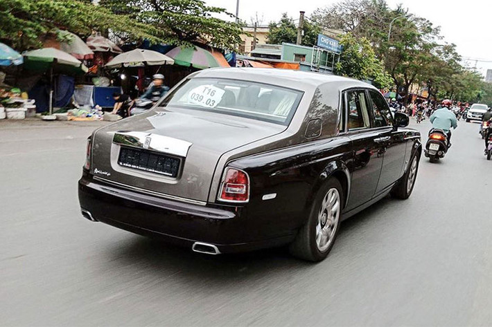 Mẫu siêu xe sang Anh quốc - Phantom Series II có thiết kế đơn giản hơn thế hệ cũ, thể hiện ở vành xe, các huy hiệu, logo. Ngoài ra phần viền cửa sổ bọc chrome cũng được mở rộng. Bên cạnh đó, đường coachline là nét đặc trưng trên những mẫu Phantom chính hãng. Nhìn chung, nó không có quá khác biệt so với đời đầu.
