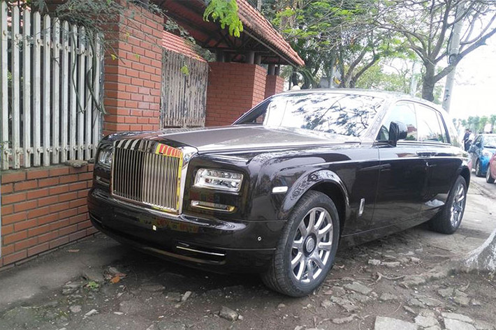 Trong những ngày nghỉ lễ vừa qua, một chiếc siêu xe sang Rolls-Royce Phantom Series II chưa đeo biển kiểm soát bất ngờ lăn bánh trên đường phố Hải Phòng. Đây là chiếc Phantom Series II thuộc thế hệ thứ VII, thế hệ thứ VIII của dòng xe sang này vừa ra mắt vào tháng 7/2017.