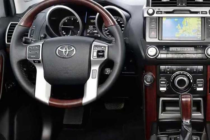 Prado 2018 có tùy chọn phiên bản 3 cửa hoặc 5 cửa cho những khách hàng tại châu Âu. Xe có 10 màu ngoại thất và 3 màu nội thất để lựa chọn cùng nhiều tùy chọn động cơ khác nhau. Hệ thống điều hòa tự động, đèn pha tự động, điều khiển hành trình chủ động, truy cập xe thông minh và hệ thống âm thanh 6 loa với kết nối Bluetooth và USB.