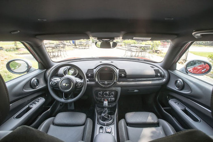 Nhờ tăng kích thước mà không gian bên trong Mini Clubman rộng ra đáng kể. Xe sở hữu thiết kế bên trong với nội thất da bọc kết hợp các chi tiết mạ chrome đem lại không gian thanh lịch, hiện đại.