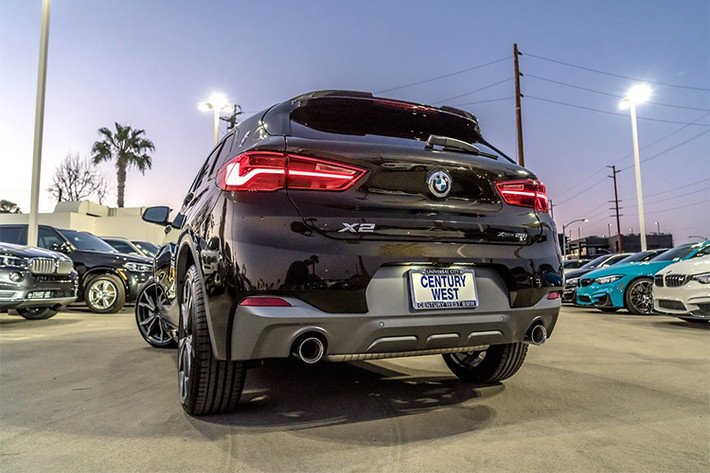 BMW X2 phiên bản mới này được hãng xe Đức xây dựng dựa trên chiếc X1 nhưng ngắn và thấp hơn, trông giống với một chiếc hatchback lai với một chiếc crossover truyền thống. Xe sở hữu chiều dài ngắn hơn 81 mm và thấp hơn 71 mm so với X1 nhưng có cùng chiều dài trục cơ sở.