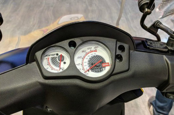 Xe được trang bị hai cấu hình nhưng chi khác nhau về một số chi tiết, đồng hồ của xe được thiết kế cá tính với đầy đủ các thông số kỹ thuật, các phím bấm tiện ích đơn giản... Yên xe có thiết kế một mảnh cho hai người, phần đuôi có thiết kế lõm vào tạo thành hốc để tay để dắt xe.