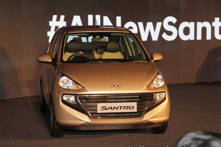 Hyundai Santro 2019 là mẫu xe này được phát triển dựa trên cơ sở gầm bệ của Hyundai Grand i10. Xe có chiều dài, chiều rộng, chiều cao lần lượt là 3.610 mm, 1.645 mm và 1.560 mm trong khi chiều dài cơ sở chỉ dừng ở con số 2.400 mm. So với Grand i10 thì Santro ngắn hơn và có chiều rộng nhỏ hơn cùng chiều dài cơ sở nhỏ hơn nhưng lại cao hơn một chút.