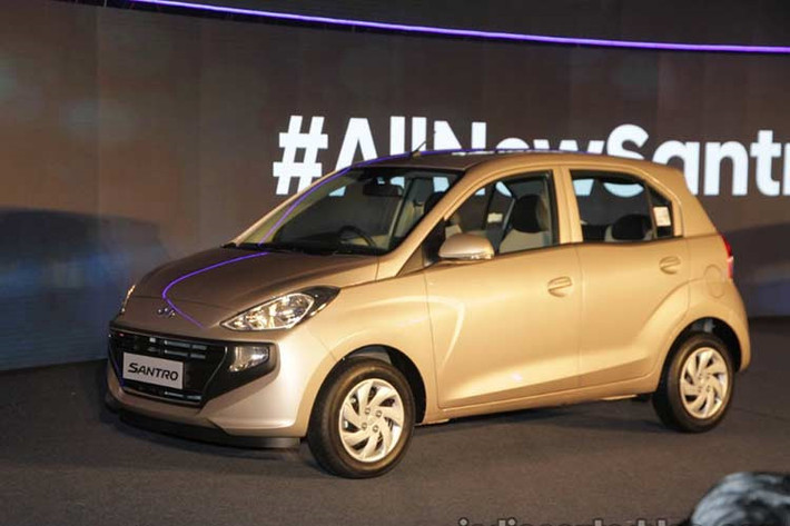 Dựa vào hình ảnh được cung cấp, đây chính là mẫu xe Hyundai Santro 2019 với giá siêu rẻ được ra mắt tại Ấn Độ vào tháng 10/2018 vừa qua. Cụ thể, xe đang được phân phối ra thị trường với giá khởi điểm chỉ từ 389.000 Rupee đến 564.000 Rupee (tương đương với 123,4 – 179 triệu đồng).