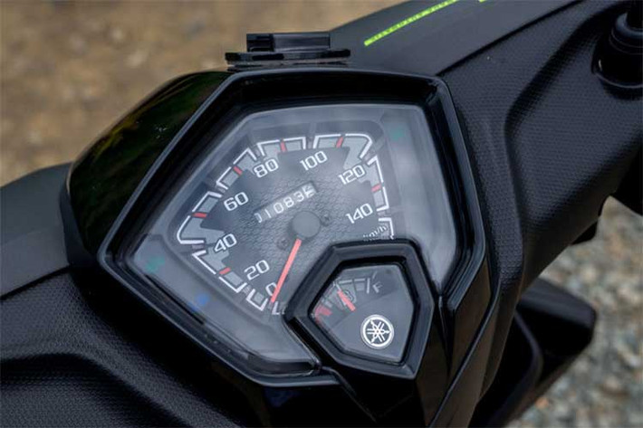 Xe có kích thước Dài x Rộng x Cao lần lượt là 1.870, 685, 1.070mm và trọng lượng chỉ 98 kg. Cụm đồng hồ dạng hình kim cương với hai hình to nhỏ đối đứng với nhau, nhưng vẫn hiển thị các thông số kỹ thuật cần thiết cho người dùng gồm đèn báo rẽ, báo xăng, vận tốc, số vòng tua máy,...