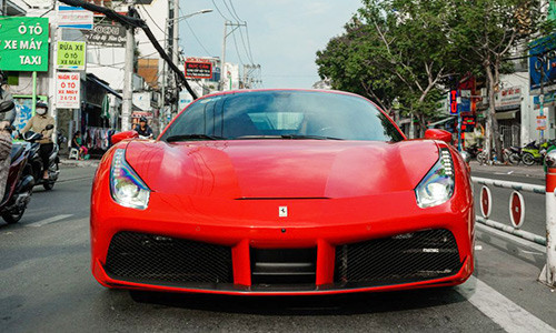 Ferrari 488 GTB sử dụng động cơ V8 tăng áp kép, dung tích 3.9 lít, sản sinh công suất cực đại 670 mã lực và mô men xoắn cực đại đạt mức 760 Nm. Nhờ sử dụng hộp số 7 cấp được chính Ferrari sản xuất mà “siêu ngựa” của nam ca sĩ Tuấn Hưng chỉ mất 3 giây để tăng tốc từ 0-100 Km/h và đạt tốc độ tối đa 334 Km/h.