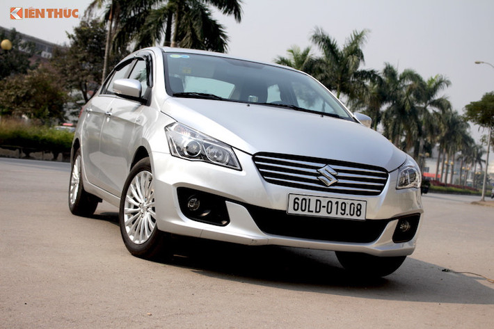 Trong số xe ôtô nhập khẩu về Việt Nam, Suzuki Ciaz với “nhiệm vụ” cạnh tranh với loạt sedan hạng B như Toyota Vios, Honda City, Nissan Sunny, v.v…So với các đối thủ, ngoài ngoại hình có phần cứng cáp, mạnh mẽ hơn, Ciaz có lợi thế là mẫu xe nhập khẩu Thái Lan.