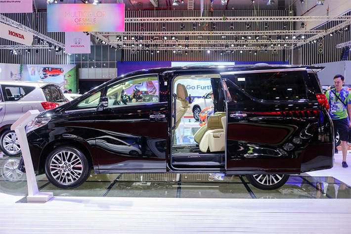 Mặc dù là xe nhập khẩu nhưng Alphard không bị ảnh hưởng nhiều từ nghị định 116 mà chủ yếu do mức giá lên tới 3,5 tỷ đồng (cao hơn cả Honda Odyssey) khiến mẫu xe này không được lòng người tiêu dùng Việt.