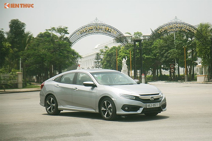 Từng là mẫu xe "hot" ở phân khúc sedan hạng C. Song, sự cạnh tranh khốc liệt của Mazda3 khiến cho Honda Civic mới dần hụt hơi do "đeo mác" nhập khẩu giá cao. Trong tháng 3/2018 Civic không bán được chiếc nào.