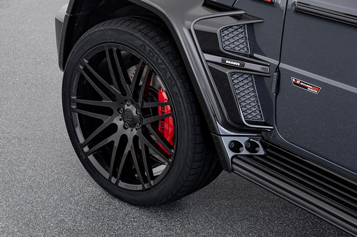 Brabus còn thay ống xả nguyên bản bằng hệ thống ống xả bằng thép không gỉ, chụp đầu ống xả được làm bằng crôm màu đen. Hệ thống xả này được tích hợp van lưỡi gà điều khiển điện, cho phép người dùng có thể thay dổi âm thanh của ống xả, từ êm ái cho đến "gầm gừ". Các trang bị chung của hai phiên bản này còn có bộ bodykit Brabus Widestar, bộ lazăng đúc siêu nhẹ Platinum Edition kích thước 23 inch.