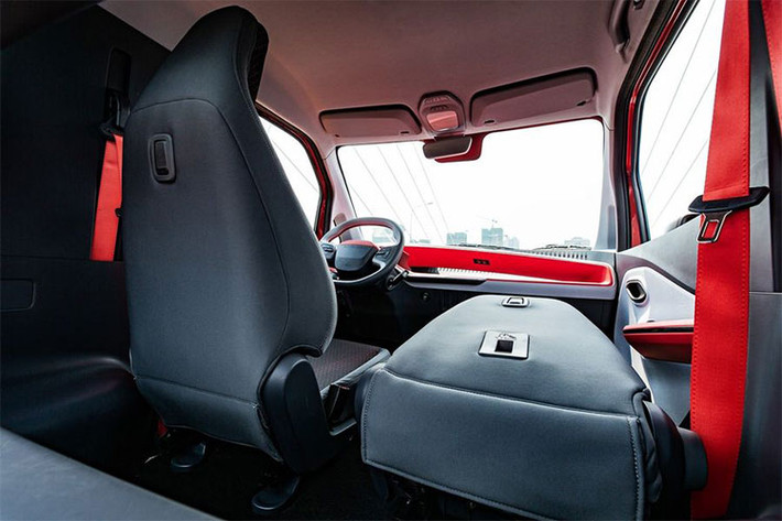 Sức mạnh của Baojun E200 đời 2019 đến từ khối động cơ điện 39 mã lực đặt ở trục trước. Chiếc xe điện Trung Quốc chỉ dài 2.497mm cùng trục cơ sở là 1.600mm, như vậy nó còn nhỏ hơn cả Smart Fortwo. E200 được dự kiến sẽ có phạm vi hoạt động khoảng 200 km, cao hơn Fortwo.