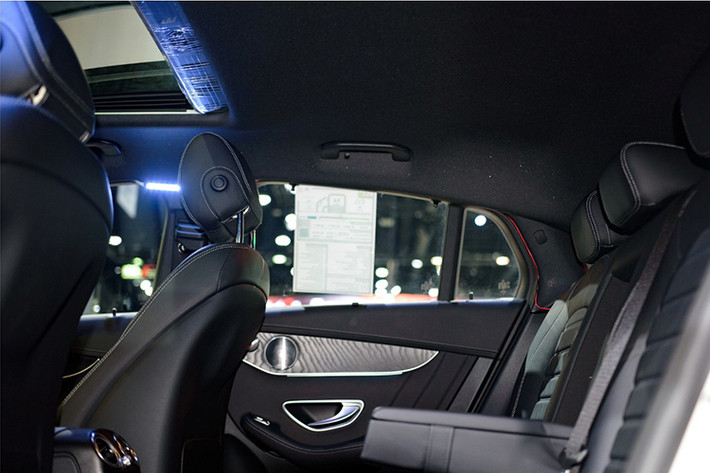Mercedes hứa hẹn khoảng không nội thất sẽ không bị ảnh hưởng nhưng thực sự thì khoang hành lý đã bị cắt mất 59 L xuống còn 491 L. Khi gập ghế 40/20/40, khoang chứa này tăng lên 1.205 L. Ngoài ra, xe còn được trang bị hệ thống giải trí cùng các tính năng an toàn mới nhất cũng giống như "người anh em" GLC của mình.