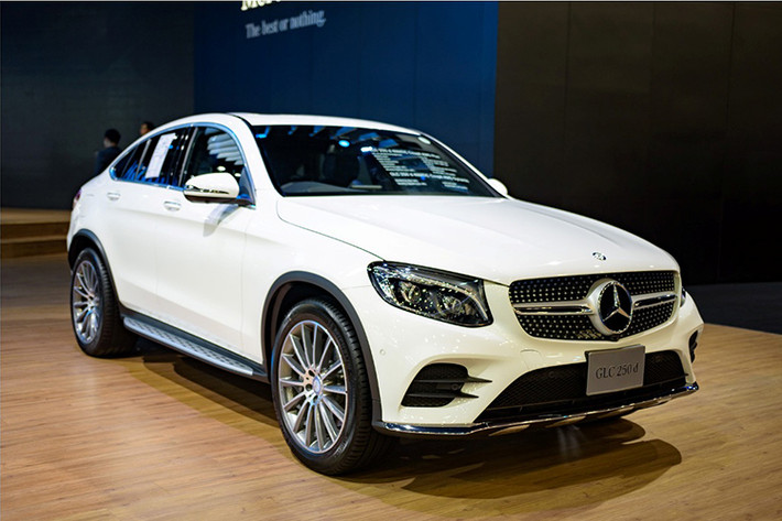 Tại triển lãm ôtô Bangkok Motor Show 2017, Mercedes-Benz đã chính thức giới thiệu dòng crossover coupe cho thị trường Đông Nam Á. Mẫu xe Mercedes-GLC Coupe mới được xem là phiên bản thu nhỏ của GLE Coupe và là đối thủ trực tiếp với "người đồng hương" BMW X4.