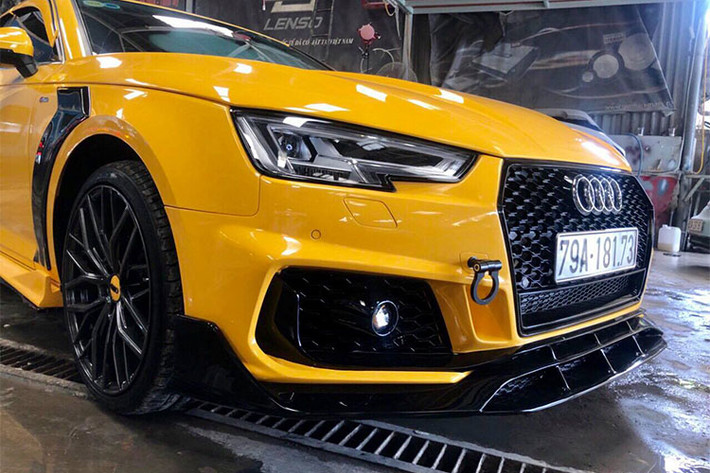 Cụm mâm xe nguyên bản có kích thước 17 inch được thay thế hoàn toàn sang loại 19 inch lớn hơn đi kèm với bộ lốp Toyo Proxes T1 Sport kích cỡ 245/35ZR19. Bản độ sử dụng bộ mâm 10 chấu kiểu chữ Y xếp bố cục ngôi sao cũng khá giống với thiết kế mâm của siêu xe Audi R8 V10 Plus.