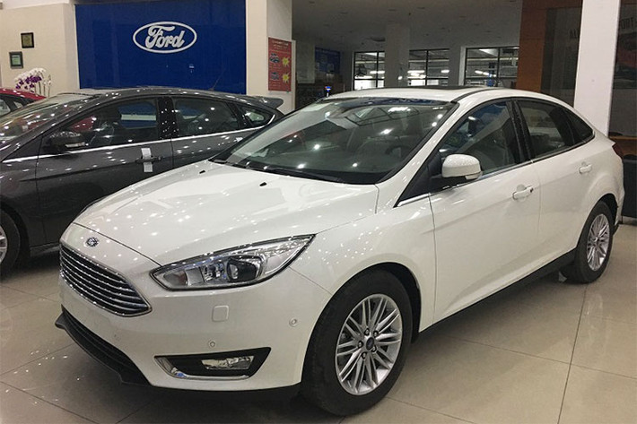 Giá niêm yết cho 2 phiên bản Trend và Titanium của xe ôtô Ford Focus lần lượt là 626 và 770 triệu đồng. Tuy nhiên, ở thời điểm hiện tại, nhân viên kinh doanh ở các đại lý Ford tại Hà Nội đang báo giá cho mẫu Focus Trend chỉ còn 555 triệu, trong khi phiên bản Titanium có giá 710 triệu đồng.