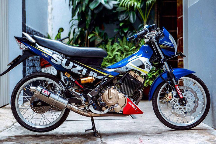 Bản thân Suzuki Raider 150 nguyên bản đã sở hữu vẻ ngoài độc đáo giống như một con hổ đang vồ mồi cùng những tính năng khác biệt so với các dòng xe khác. Tuy nhiên, khi được trang bị dàn đồ chơi hàng hiệu cực chất chiếc xe không chỉ đẹp hơn mà còn mạnh mẽ và cá tính rất nhiều.
