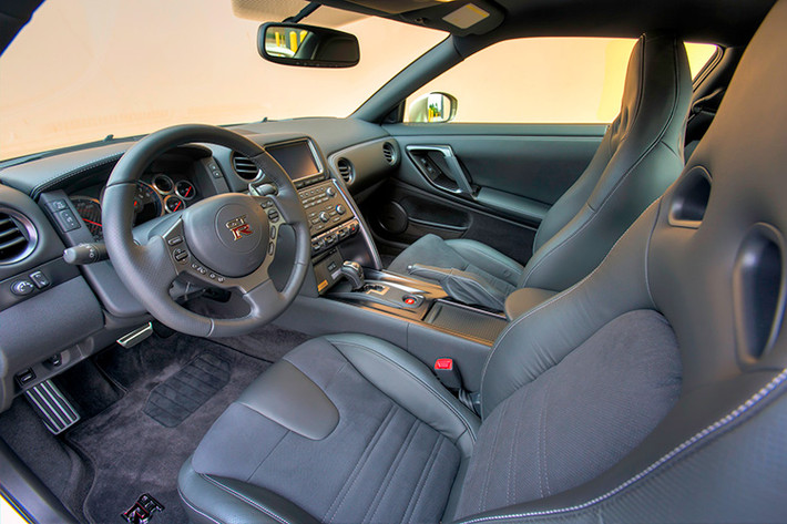 Xe sở hữu nội thất sang trọng với dàn ghế thể thao Recaro, màu nội thất hai tông khác biệt.
