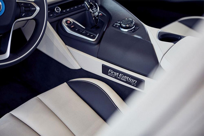 Được biết, các thành viên khác của câu lạc bộ BMW i8 đến từ các quốc gia khác nhau như Đức, Thụy Sĩ, Bỉ và xa xôi nhất là Singapore. Khi đến đại bản doanh BMW Welt ở Munich, các thành viên đã có dịp ngồi sau vô lăng BMW i8 mui trần và lái dạo chúng đến Hồ Como và nghỉ ngơi ở khu du lịch nổi tiếng bậc nhất thế giới Concorso d’Eleganza Villa d’Este.