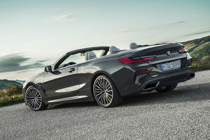Các tính năng hiệu suất đáng chú ý khác trên BMW 840i 2020 gồm có lẫy chuyển số gắn trên vô lăng, kiểm soát khởi động, bộ vi sai chống trượt M Sport cho các bản dùng dẫn động cầu sau, bộ giảm chấn Dynamic Damper Control và hệ thống lái chủ động Integral Active Steering (là trang bị tiêu chuẩn trên các xe AWD).