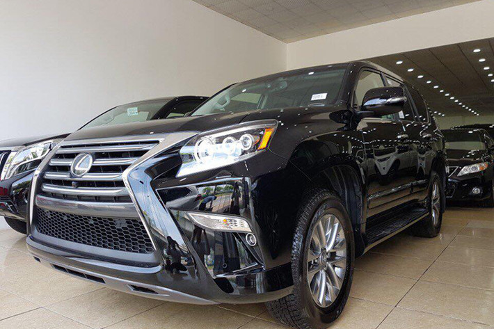 Tại thị trường Việt Nam, mẫu SUV 7 chỗ Lexus GX 460 này từng sở hữu mức giá 5,2 tỷ đồng vào năm 2016, hiện mẫu xe này đã giảm tới 140 triệu còn 5,060 tỷ đồng trong năm 2017 này. Phiên bản mới nhất của mẫu xe này hiên chưa được phân phối chính hãng mà chỉ mới xuất hiện tại các đại lý tư nhân với mức giá khoảng hơn 5 tỷ đồng.