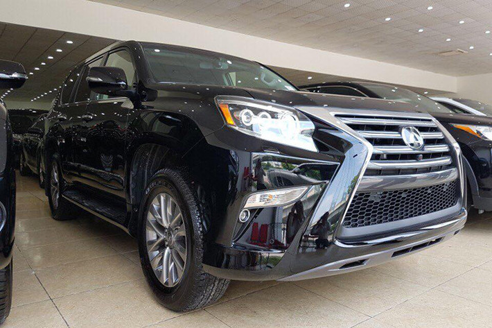 Lexus GX460 là mẫu xe kế thừa phong cách từ dòng xe huyền thoại LX450 ra mắt lần đầu tiên vào năm 1996. Phiên bản mới nhất của mẫu xe hạng sang này là Lexus GX460 2017 vừa được một nhà nhập khẩu ôtô tư nhân tại Hà Nội đưa về thị trường Việt Nam theo dạng không chính hãng.