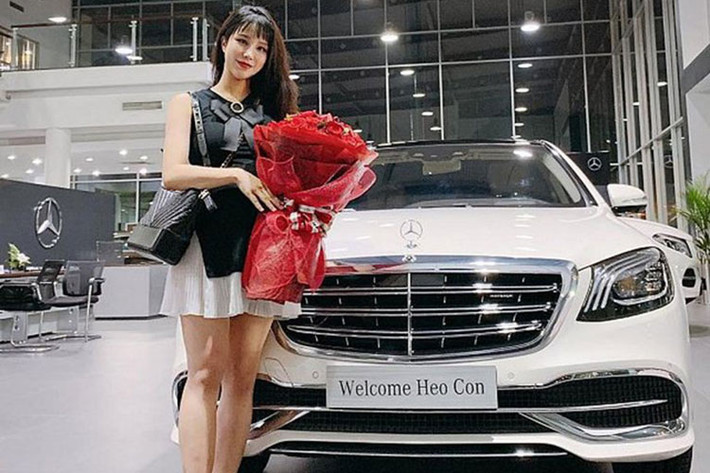 Không sử dụng các trang mua bán hay đại lý xe cũ, cách đây vài ngày, Diệp Lâm Anh đã đăng tải đoạn status rao bán chiếc sedan hạng sang Porsche Panamera hơn 5 tỷ đồng. Chỉ vài tiếng sau đó,người đẹp đã tìm được chủ nhân mới cho chiếc Panamera này và tậu ngay một chiếc siêu xe sang Mercedes-Maybach S450.