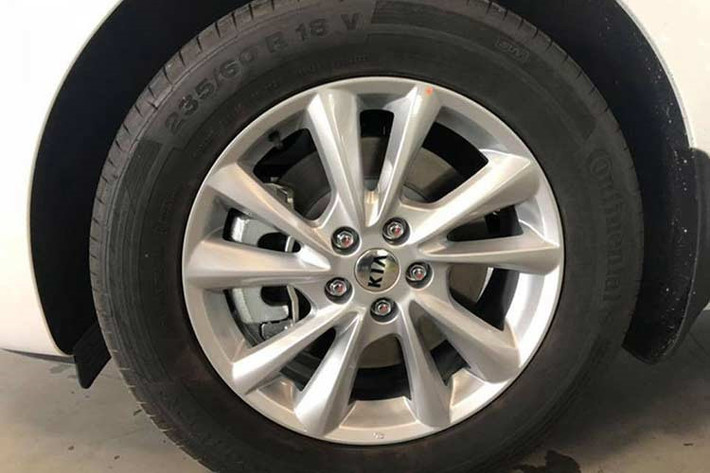 Bên sườn của Kia Sedona 2019 xuất hiện bộ vành hợp kim 18 inch 5 chấu kép mới. Khối lượng không tải ở mức 2.020 kg. Dung tích bình nhiên liệu 80 lít. Đặc biệt, xe đi kèm phần kính đen vuốt từ cửa hông tới kính cốp sau mà theo Kia Motors Việt Nam là "một đặc điểm thường chỉ xuất hiện ở những dòng xe hạng sang đến từ Châu Âu".