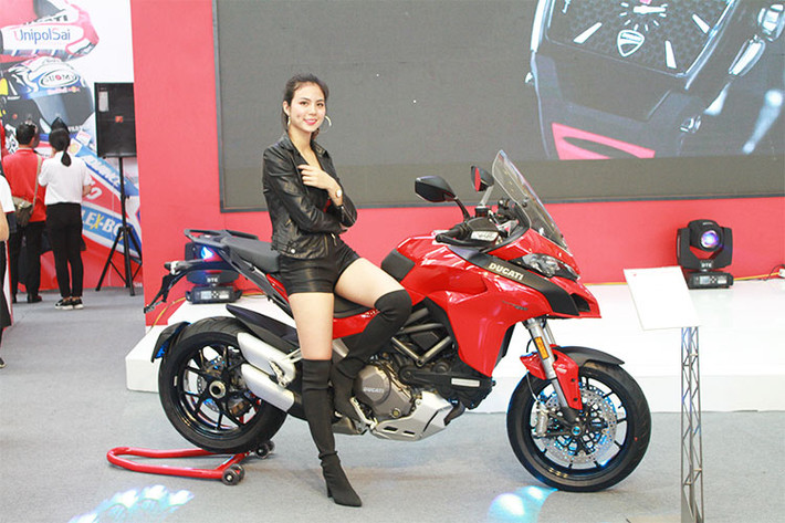 “Vua cross-over” Ducati Mutistrada 1260 cũng được xuất hiện và ra mắt với hai phiên bản: tiêu chuẩn và Pikes Peak. Mẫu xe này sử dụng động cơ L-Twin Testatretta tích hợp van biến thiên DVT, dung tích 1.262cc, sản sinh công suất tối đa 158 mã lực, mô-men xoắn cực đại 130 Nm.
