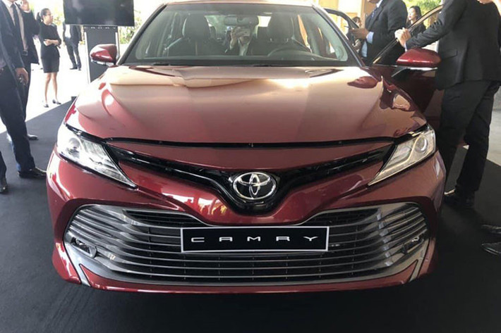 Những hình ảnh đầu tiên về Toyota Camry 2019 nhập khẩu Thái Lan đã xuất hiện tại Việt Nam. Xe được nhập khẩu về với số lượng 78 xe với 2 kiểu loại gồm 2.0G và 2.5Q. Trong đó, Camry 2.5Q là 72 xe và phiên bản 2.0G là 6 xe. Những chiếc xe này được hãng nhập khẩu về từ tháng 2/2019 và đến nay, xe đã được chuyển về kho của Toyota Việt Nam.