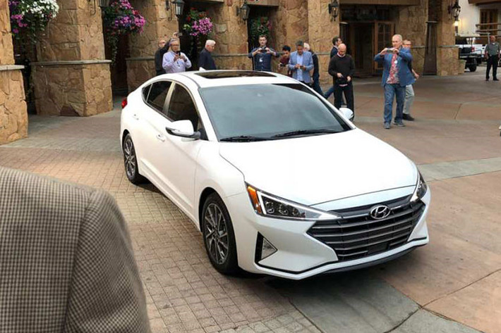 Hyundai Elantra 2019 là bản nâng cấp của thế hệ thứ 6. Mẫu sedan hạng C này có một số thay đổi ngoại thất ở phần đầu và đuôi xe theo hướng gai góc và cá tính hơn. Thiết kế này trái ngược hoàn toàn với những đường cong mềm mại trên bản hiện tại. Bên trong nội thất, xe vẫn duy trì kết cấu cũ nhưng thay đổi một số tiểu tiết (như vô lăng) và bổ sung tính năng.