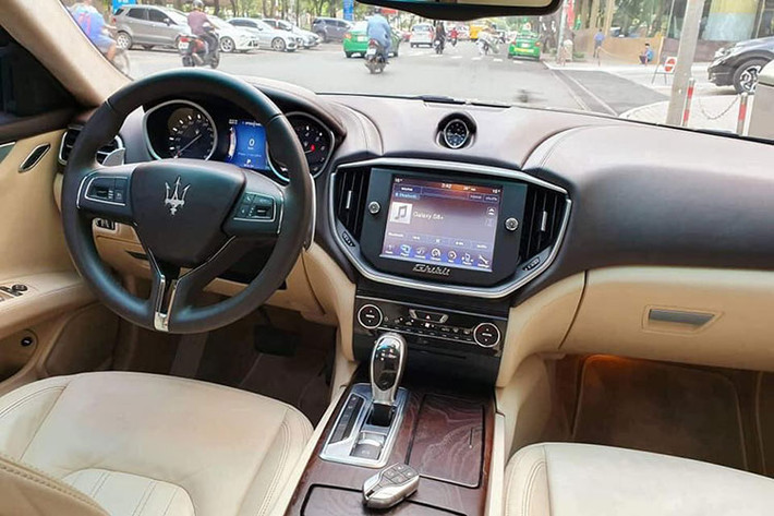 Bên trong mẫu xe sang Maserati Ghibli S Q4 này dù đã trải qua tới hơn4 năm nhưng vẫn còn khá mới. Nội thất của xe được trang bị ghế ngồi thể thao, đồng hồ Maserati mặt xanh truyền thống, màn hình trung tâm cảm ứng cùng nhiều chi tiết dùng vật liệu đắt tiền như da, nhôm, gỗ và chất liệu carbon siêu nhẹ.
