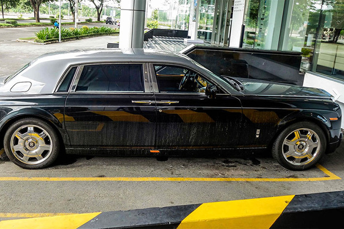 Chiếc Rolls-Royce Phantom của bà Diệp trên thực tế không phải là chiếc Rolls-Royce đầu tiên về Việt Nam. Tuy nhiên, vào thời điểm năm 2008, những chiếc xe này đều nhập về Việt Nam dưới dạng xe đã qua sử dụng, không chính hãng và chủ yếu đeo biển ngoại giao (NG) hoặc nước ngoài (NN).