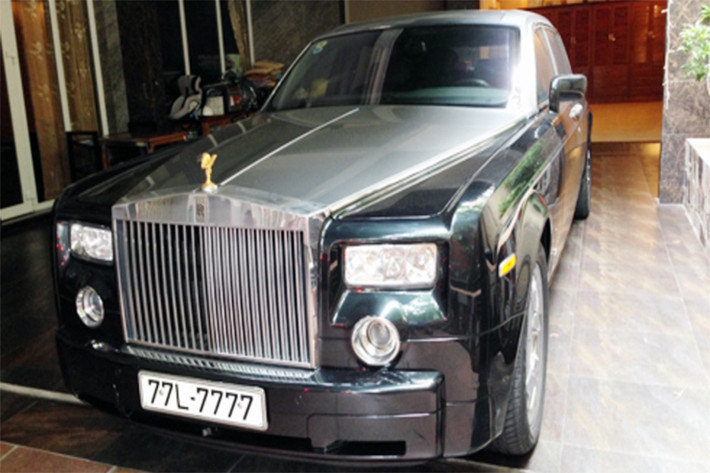 Đây là chiếc Rolls-Royce chính hãng đầu tiên về Việt Nam, chính vì vậy nó đã gây sự chú ý. Sau hành trình từ Anh về Việt Nam, chiếc Rolls-Royce Phantom màu đen này đã cập cảng hàng không Tân Sơn Nhất, TP HCM. Được biết, riêng chi phí vận chuyển chiếc Rolls-Royce Phantom bằng máy bay về Việt Nam đã lên tới 10.000 USD vào thời điểm đó.